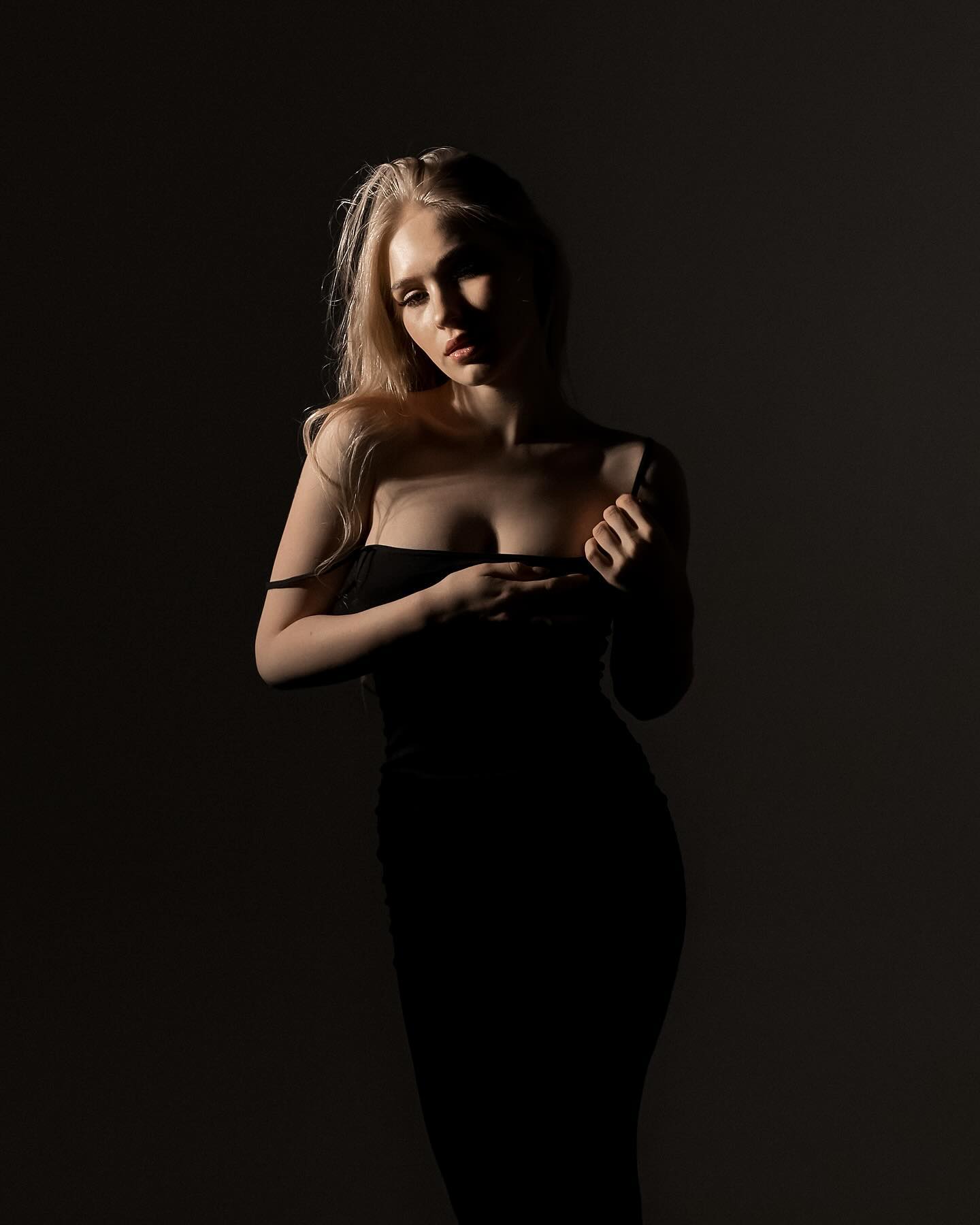 Элитное эскорт агентство - Услуги премиум класса для избранных Элитное эскорт агентство - девушка в черном платье на темном фоне